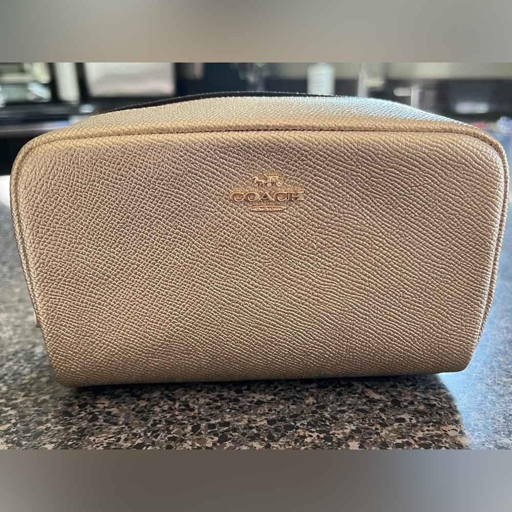SOLD!!!!Coach metallic pale gold crossgrain leather boxy cosmetic case NWT* ⭐️